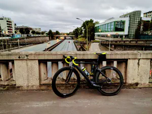 Cycling by the parisian outskirts