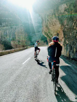 Taking photo while cycling 🙃